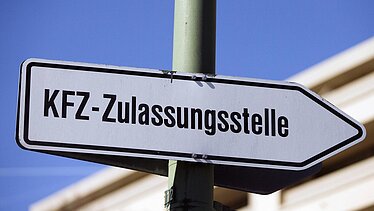 Schild KFZ Zulassungsstelle in Berlin am 6 April 2018 KFZ Zulassungsstelle *** Schild vehicle regi